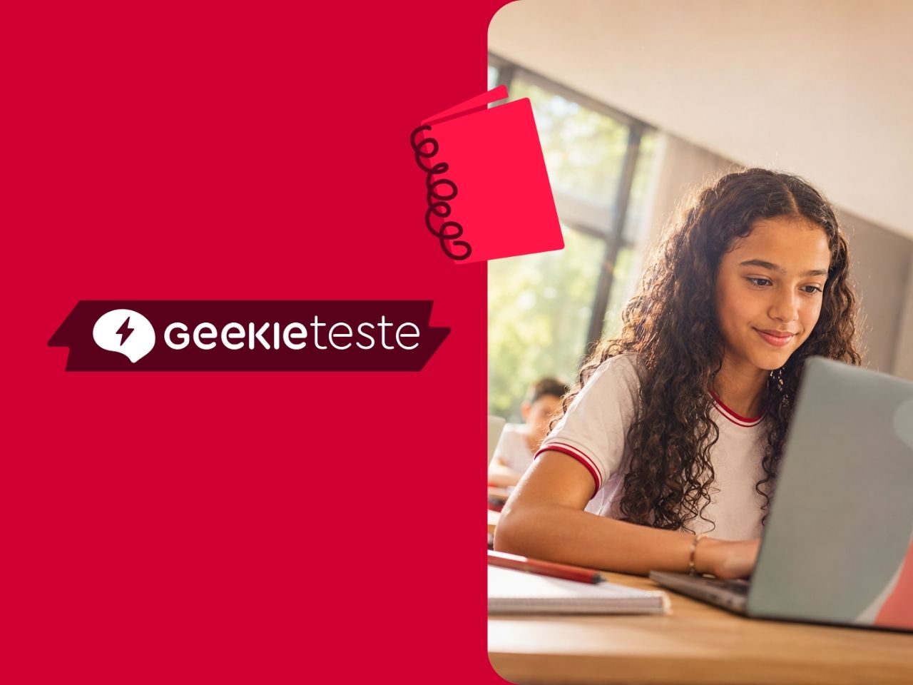 Estudante usando o notebook para se preparar para o ENEM com o Geekie Teste