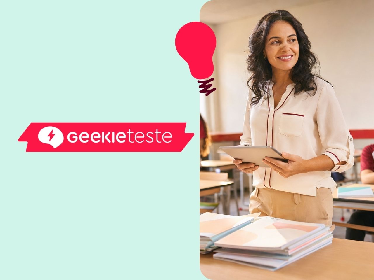 Coordenadora com tablet em sala de aula organizando as aplicações do Geekie Teste