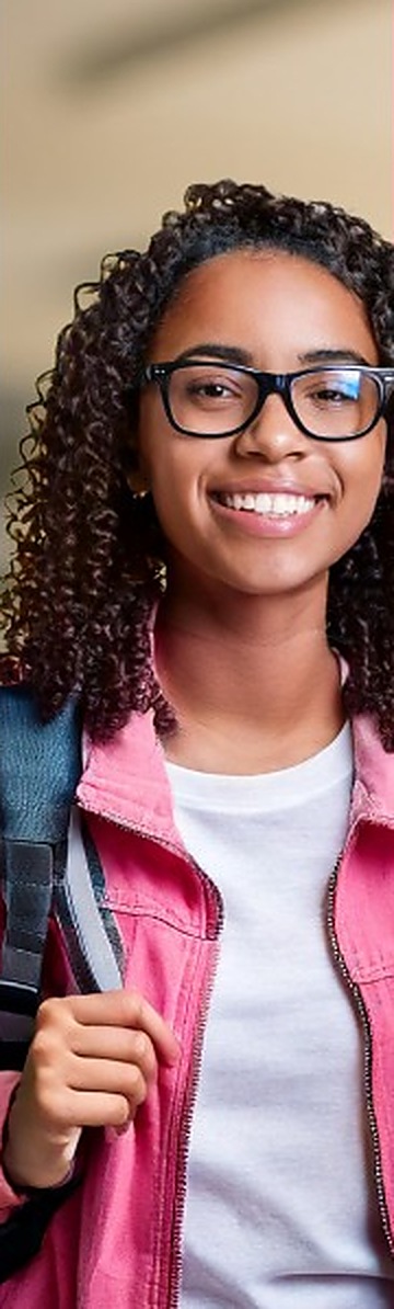 Estudante com mochila sorrindo